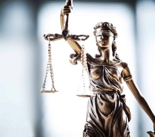 Das Bild zeigt Justitia und versinnbildlicht das Thema »Auftragsverarbeitung (AVV) und DSGVO«.